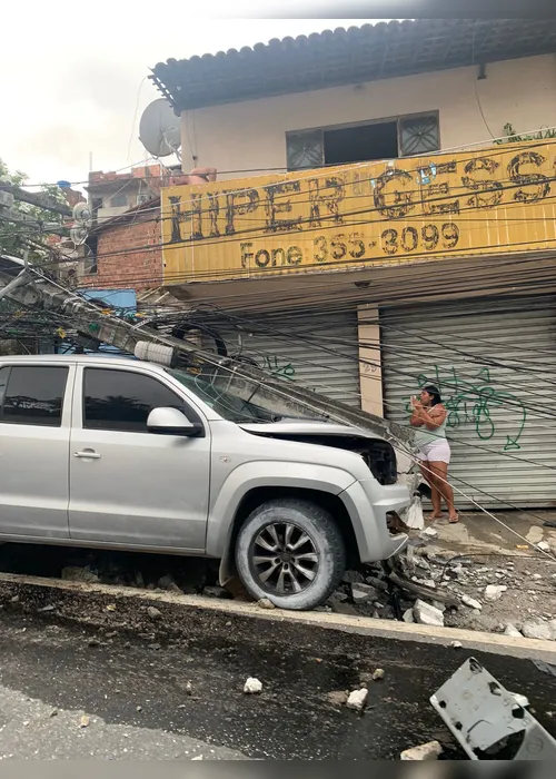 	Caminhonete derruba transformador após colisão em poste na Leste-Oeste	