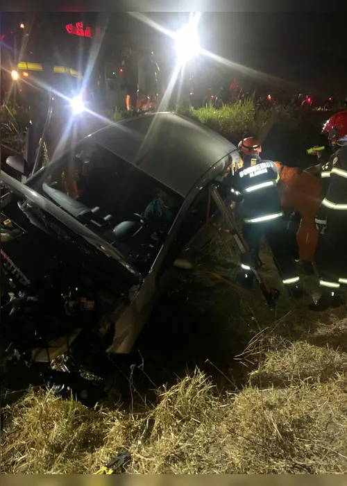 
			
				Carro capota e quase cai em ribanceira na BR-316, em Palmeira
			
			