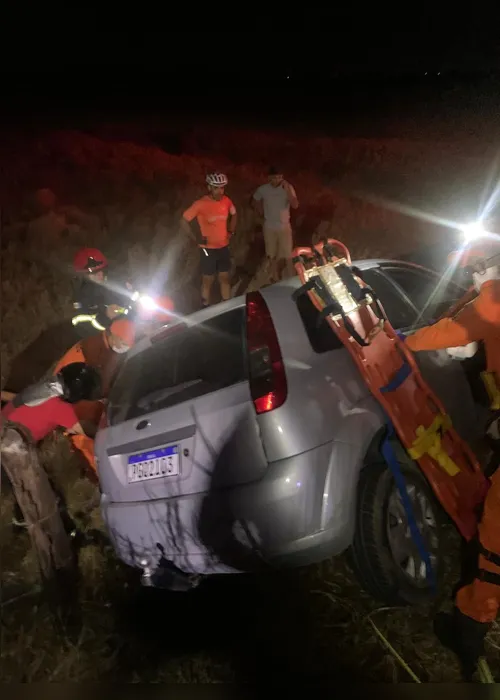
			
				Carro capota e quase cai em ribanceira na BR-316, em Palmeira
			
			