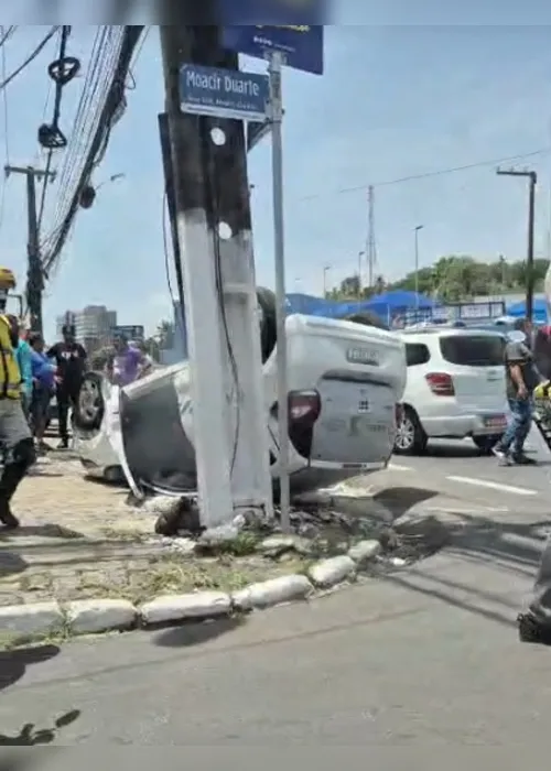 
			
				Táxi colide com veículo, capota e deixa o trânsito lento na Avenida Gustavo Paiva
			
			