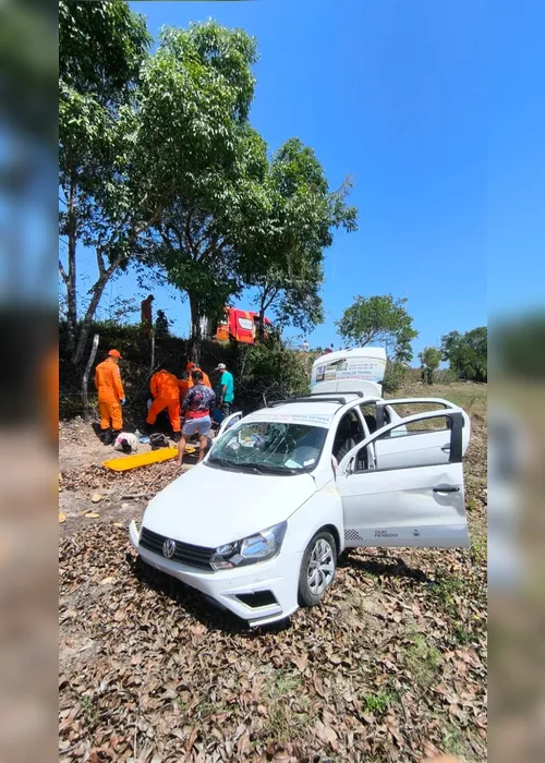 
			
				Carro sai da pista, cai em ribanceira e deixa quatro feridos em Penedo
			
			