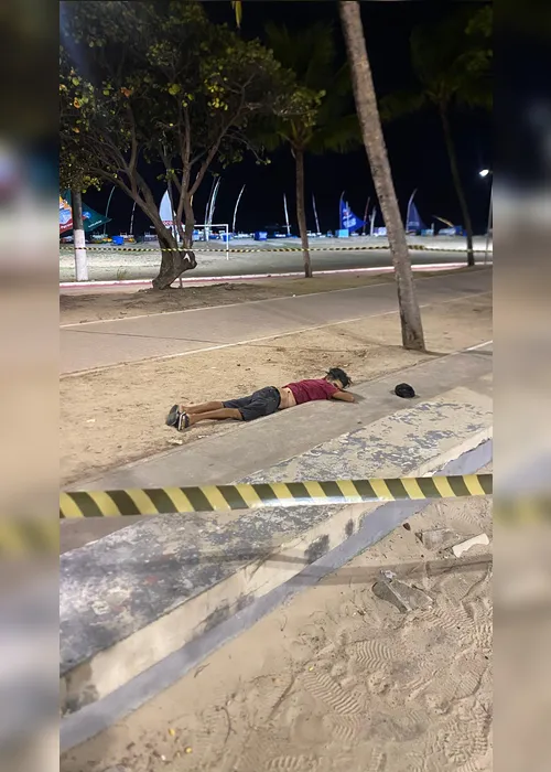 
			
				Jovem é morto a tiros na faixa de areia da orla da Pajuçara, em Maceió
			
			