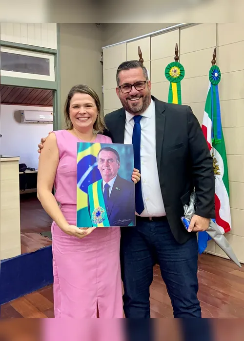 
			
				Leonardo Dias presenteia vereadora Gaby Ronalsa com quadro de Bolsonaro
			
			