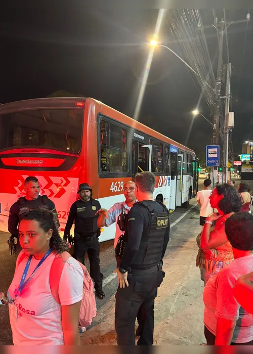 	Passageiros discutem ao comparar facções e um deles quebra janela de ônibus no Farol	