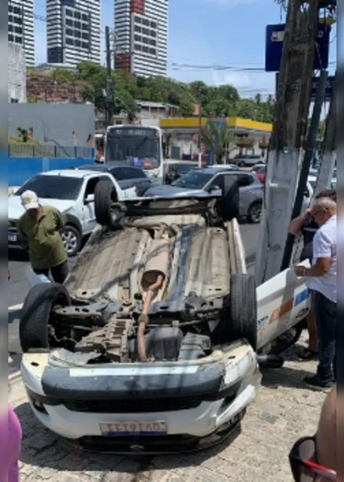 
			
				Táxi colide com veículo, capota e deixa o trânsito lento na Avenida Gustavo Paiva
			
			