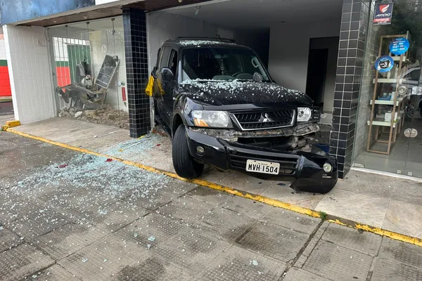 
				
					Alfaiataria atingida por carro em Mangabeiras deve reabrir na quarta-feira (4)
				
				