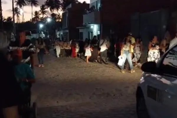
				
					Atentado a tiros deixa duas pessoas feridas durante procissão em Coruripe
				
				