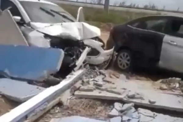 
				
					Carros batem e derrubam muro do centro de treinamento do CSA
				
				