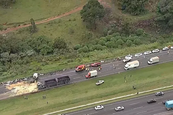 
				
					Grave acidente entre caminhes e carro deixa 4 mortos
				
				