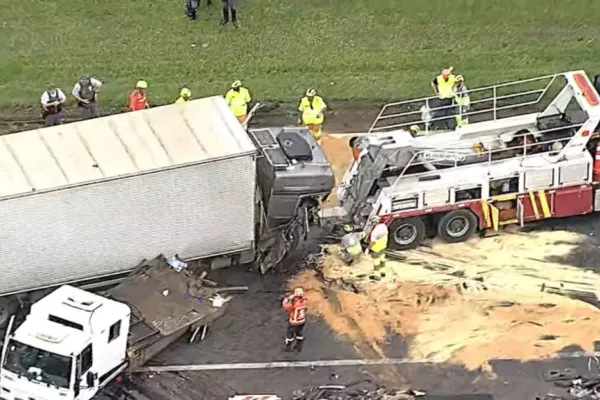 
				
					Grave acidente entre caminhes e carro deixa 4 mortos
				
				