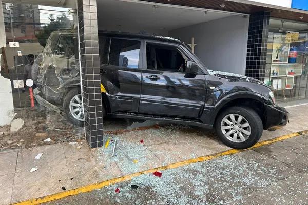 	Motorista perde controle e carro invade alfaiataria em Mangabeiras	