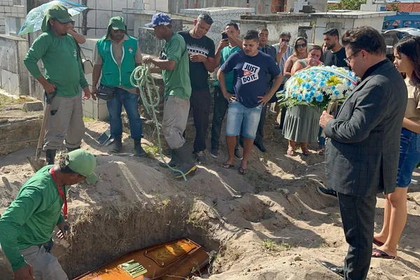 
				
					Sentimento de revolta e cobrança por justiça marcam sepultamento de motorista por app
				
				