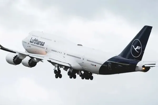 
				
					Turbulência deixa 11 feridos em voo da Lufthansa entre Buenos Aires e Frankfurt
				
				