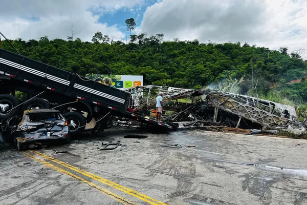 
			
				Veja imagens do acidente que deixou 38 mortos em MG
			
			