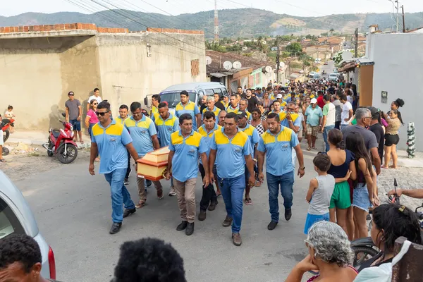 
				
					Vtimas de acidente com nibus na Serra da Barriga comeam a ser sepultadas
				
				