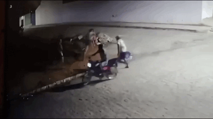 Mulher arremessa pedra em dupla de moto durante assalto em Arapiraca; veja!