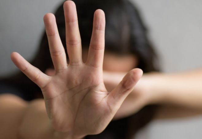 Mulher é presa suspeita de agredir companheira durante confraternização em Maceió