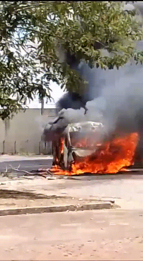 Vídeo: ambulância pega fogo e fica totalmente destruída em Arapiraca