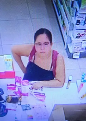 Mulher suspeita de furtar carteira em farmácia no Farol é presa no trabalho