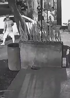 Motorista é preso por atropelar grupo em frente a bar