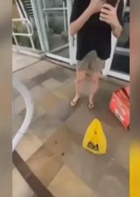 Mulher joga capacete em motoboy e causa protesto de entregadores. Veja