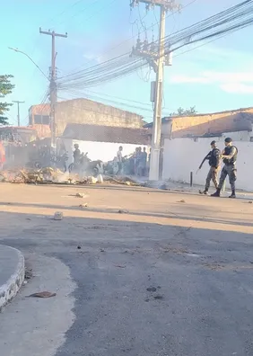 Troca de tiros entre PM e suspeitos deixa duas crianças e mulher feridas no Benedito Bentes