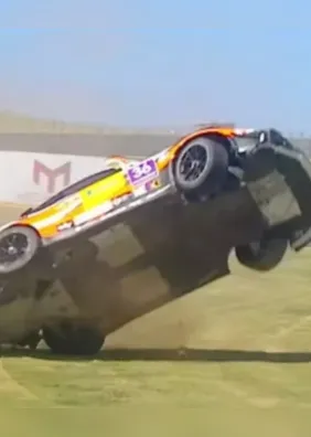 Vídeo: carro capota 6 vezes e interrompe classificação da Porsche Cup