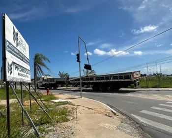 Após colisão, carreta derruba poste no São Jorge; veja o vídeo!