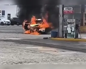 Caminhonete pega fogo próximo a posto de combustíveis em Arapiraca