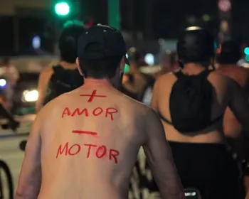 Ciclistas ficam sem roupa em ato por segurança no trânsito