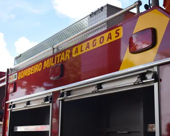 Corpo de Bombeiros é acionado após árvore cair sobre casa no Benedito Bentes