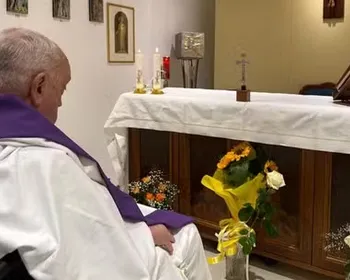 Falta de mobilidade provocou inchaço na mão do papa em foto, diz Vaticano