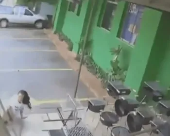 Idosa perde controle do carro e atropela mulher no interior