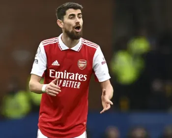 Jorginho, do Arsenal, desembarca no Rio e deixa no ar acerto com Flamengo