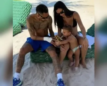 Lesionado, Neymar aparece com parte do corpo enfaixada