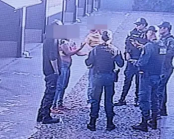 Menino de 2 anos é encontrado em motel com os pais e outro homem