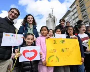 “O papa ama vocês”, diz Francisco a crianças que rezam por sua saúde