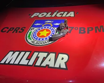 Revólver usado para ameaçar mulher é apreendido em Carneiros; suspeito segue foragido