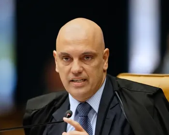 Moraes determina prisão definitiva de Zambelli e comunica Câmara