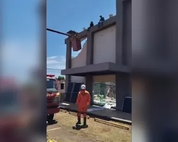 Teto de igreja desaba durante instalação de placas solares em Goiânia