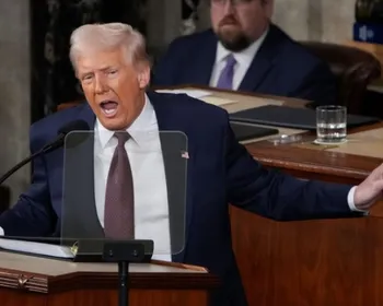 Trump congela R$ 1 bilhão de universidade que tem atleta trans