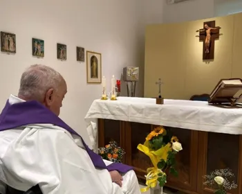 Vaticano divulga primeira foto do papa Francisco desde início da internação