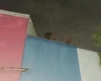 Vídeo: jovem é baleado e depois socorrido em cima de telhado