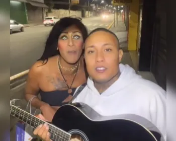 Vídeo: jovem é interrompido enquanto pragava, em avenida, mensagem cristã durante live