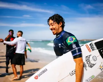 Yago Dora vence Italo Ferreira em final brasileira e é campeão de etapa da WSL em Portugal