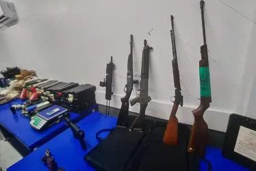 
				Ação integrada da SSP apreende fuzil, submetralhadoras e drogas na Levada
			
			