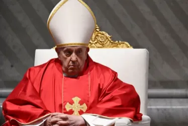 
			
				Ainda hospitalizado, papa Francisco completa 12 anos de pontificado
			
			