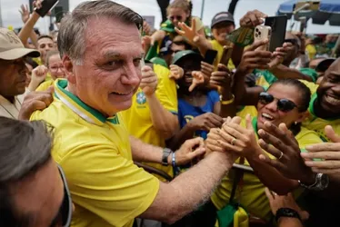 
			
				Bolsonaro diz não ter obsessão pelo poder e que não vai sair do Brasil
			
			