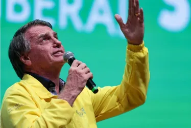 
				Bolsonaro revela uso de chip hormonal para desempenho sexual
			
			