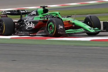 
			
				Bortoleto supera Hamilton no 1º dia de pré-temporada da F1 2025
			
			